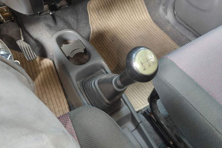 Used Suzuki Wagon R 2013 Venture Edition 1.0L Manual - Practical Model 3 Gear Lever
