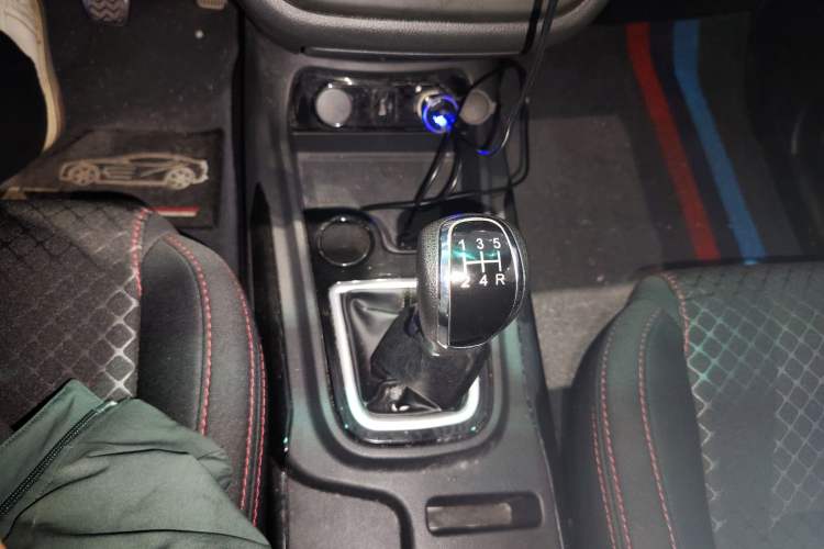 Used SWM Dahu 2022 1.5L Manual Elite Version 7 Seats Gear Lever