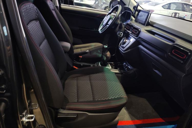 Used SWM Dahu 2022 1.5L Manual Elite Version 7 Seats Right Front Seat