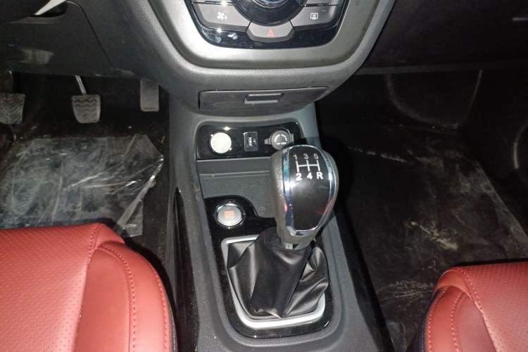 Used SWM Dahu 2022 1.5L Manual Luxury Version 7 Seats Gear Lever