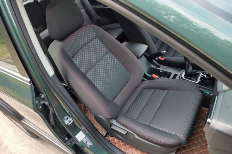 Used SWM Dahu 2022 1.5L Manual Elite Version 7 Seats Right Front Seat