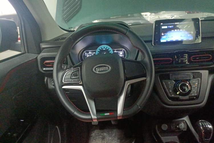 Used SWM Dahu 2022 1.5L Manual Luxury Version 7 Seats Steering Wheel