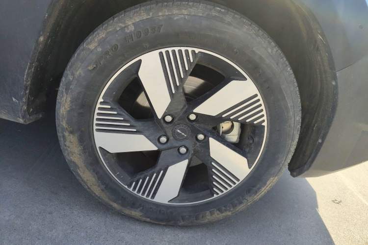 Used SWM Dahu EDi 2023 EDi 1.5L Luxury Model 7 Seats Right Front Wheel Hub