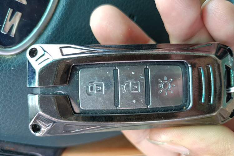 Used SWM Dahu EDi 2023 EDi 1.5L Comfort Model 7 Seats Vehicle Key