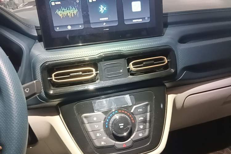 Used SWM Dahu EDi 2023 EDi 1.5L Luxury Model 7 Seats Audio And AC Panel