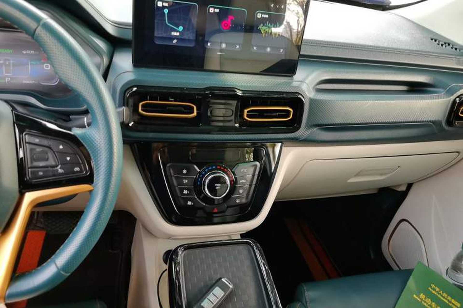 Подержанный SWM Dahu EDi 2023 1.5L White 89600km AT 7 Seats на продажу ...