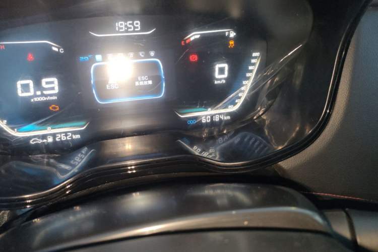 Used SWM G01 2018 1.5T Manual Smart UP Odometer Close Up