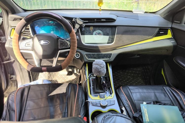 Used SWM G01 2019 F Version 1.5T Automatic Silver Powder Edition China VI Emission Standard Center Console