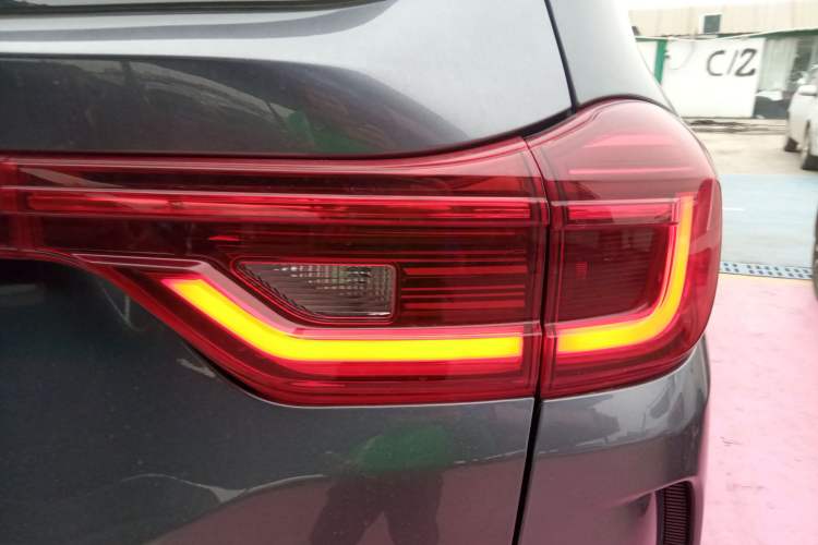 Used SWM G05 2019 1.5T Automatic Luxury Model Exterior 6