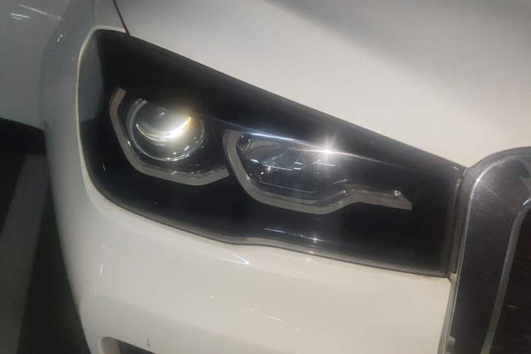 Used SWM G05 2022 PRO 1.5T DCT Luxury Model 7 Seats Right Front Headlight