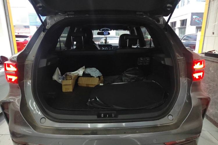 Used SWM Iron Man 2021 1.5T Automatic Golden Edition Trunk