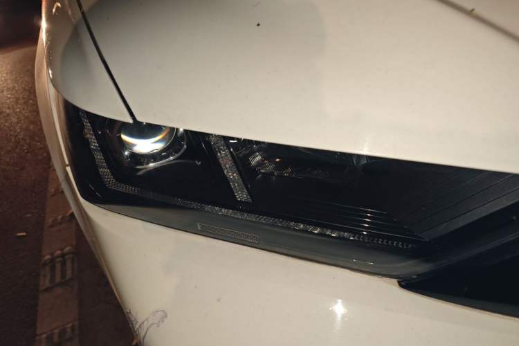 Used SWM Iron Man 2021 1.5T Automatic Golden Edition Right Front Headlight