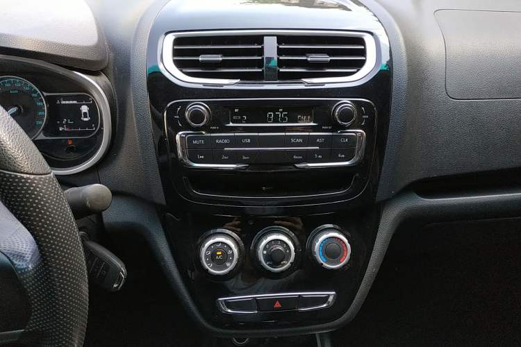 Used SWM X2 2021 1.5L Manual Business Version 7 Seats Audio And AC Panel
