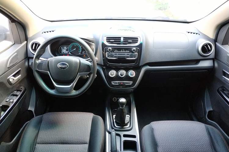 Used SWM X2 2021 1.5L Manual Business Version 7 Seats Center Console