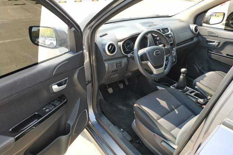 Used SWM X2 2021 1.5L Manual Business Version 7 Seats Driver Seat