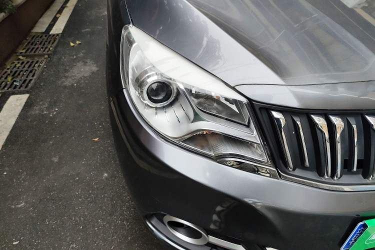 Used SWM X2 2021 1.5L Manual Business Version 7 Seats Right Front Headlight