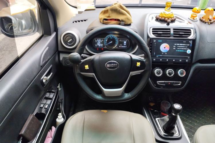 Used SWM X2 2021 1.5L Manual Business Version 7 Seats Steering Wheel