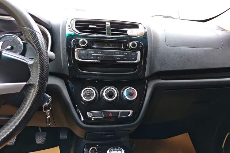 Used SWM X2 2021 1.5L Manual Business Edition 5 Seats Audio And AC Panel