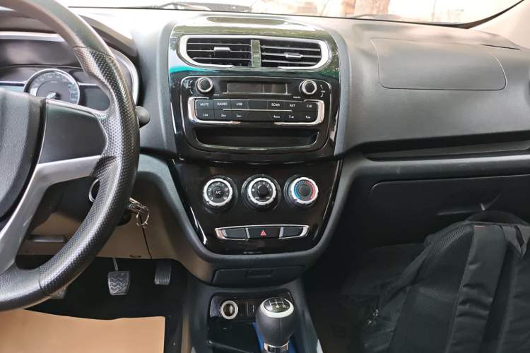 Used SWM X2 2021 1.5L Manual Business Edition 5 Seats Audio And AC Panel
