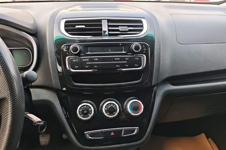 Used SWM X2 2021 1.5L Manual Business Edition 5 Seats Audio And AC Panel