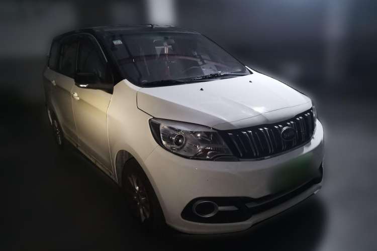 Used SWM X2 2021 1.5L Manual Business Version 7 Seats Front Right 45 Deg