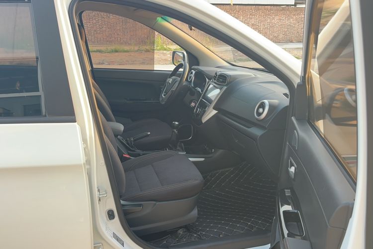 Used SWM X3 2020 1.5L Manual Value Edition 7 Seats Interior 6
