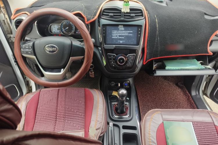 Used SWM X3 2017 1.5T Manual Fashion Model Center Console