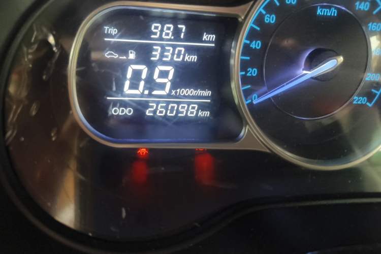 Used SWM X3 2017 1.5T Manual Fashion Model Odometer Close Up