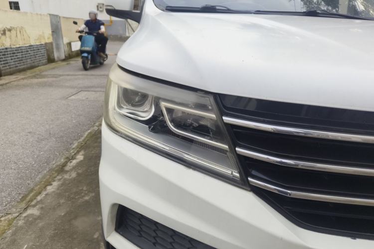 Used SWM X3 2017 1.5T Manual Fashion Model Right Front Headlight