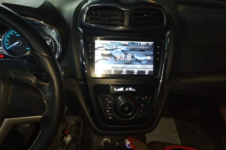 Used SWM X3 2017 1.5T Manual Fashion Model Audio And AC Panel