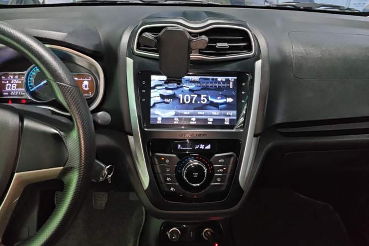 Used SWM X3 2017 1.5T Manual Fashion Model Audio And AC Panel
