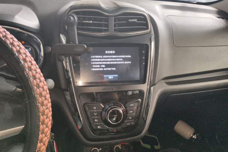 Used SWM X3 2017 1.5T Manual Fashion Model Audio And AC Panel