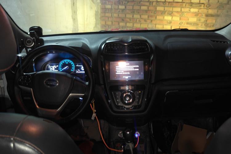 Used SWM X3 2017 1.5T Manual Fashion Model Center Console