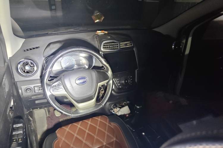 Used SWM X3 2017 1.5T Manual Fashion Model Center Console