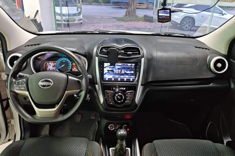 Used SWM X3 2017 1.5T Manual Fashion Model Center Console