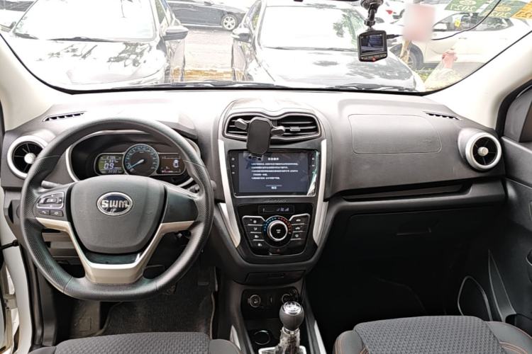 Used SWM X3 2017 1.5T Manual Fashion Model Center Console