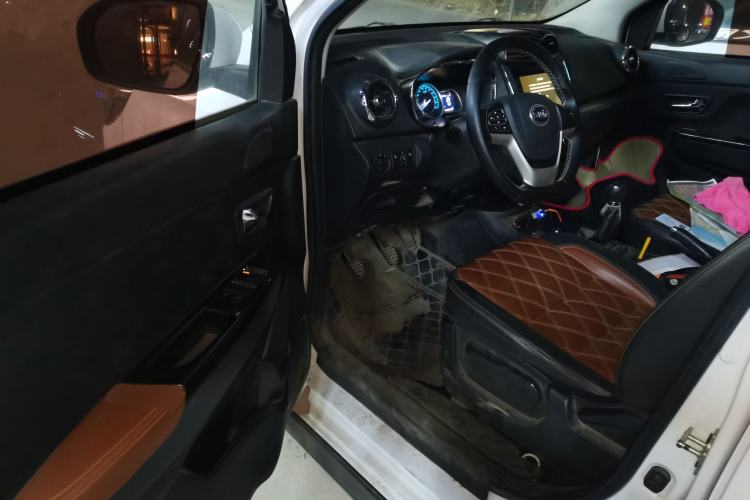 Used SWM X3 2017 1.5T Manual Fashion Model Driver Seat