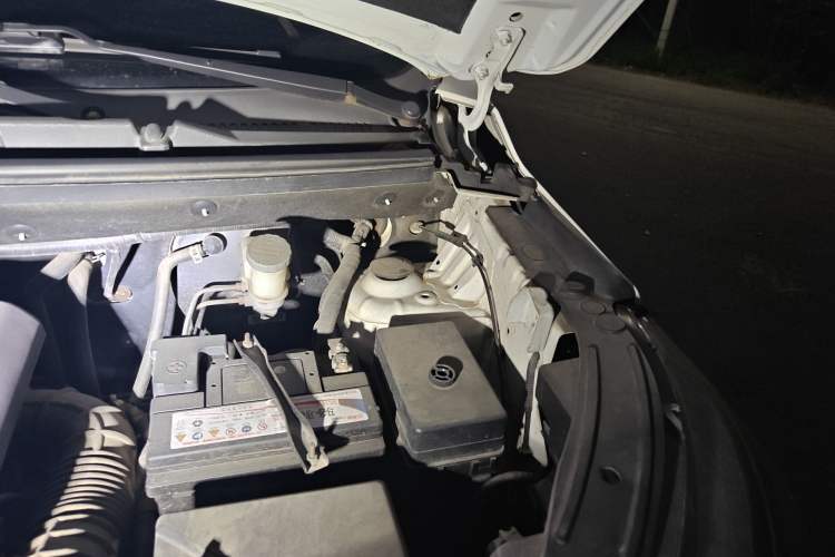 Used SWM X3 2017 1.5T Manual Fashion Model Engine Bay Left