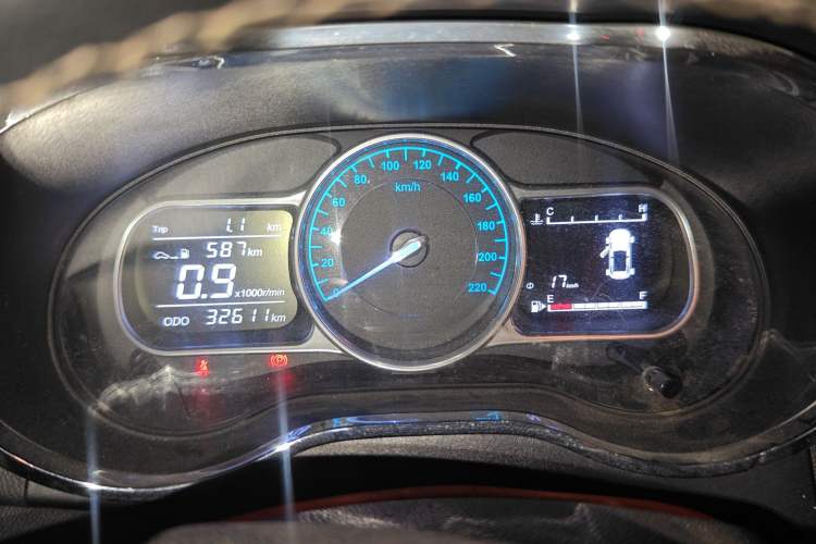 Used SWM X3 2017 1.5T Manual Fashion Model Odometer Close Up