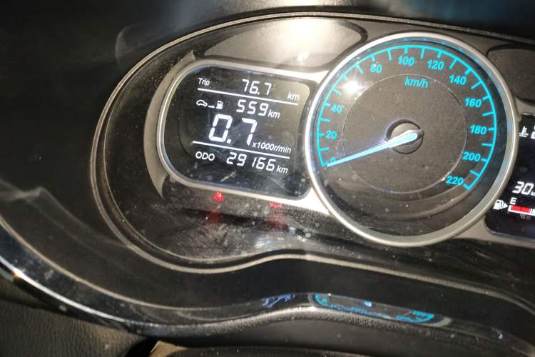Used SWM X3 2017 1.5T Manual Fashion Model Odometer Close Up