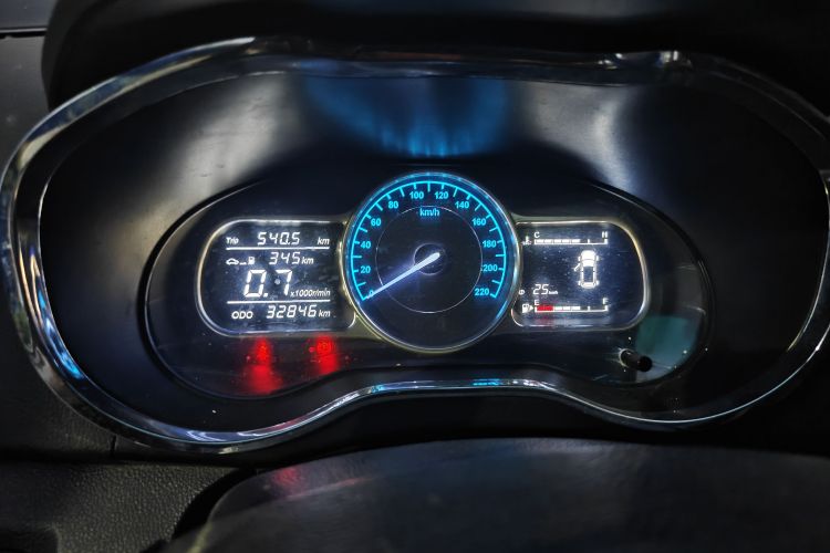 Used SWM X3 2017 1.5T Manual Fashion Model Odometer Close Up