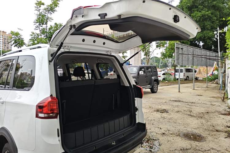 Used SWM X3 2017 1.5T Manual Fashion Model Trunk