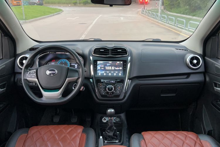 Used SWM X3 2018 1.5L Manual Fashion Model Center Console