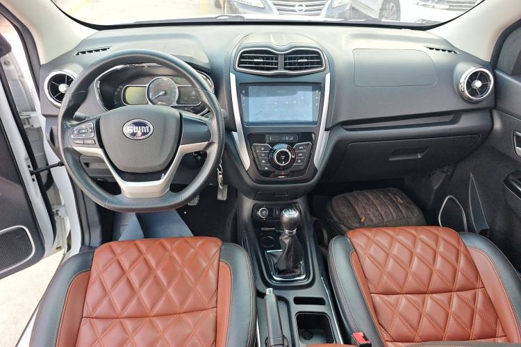 Used SWM X3 2018 1.5L Manual Fashion Model Center Console