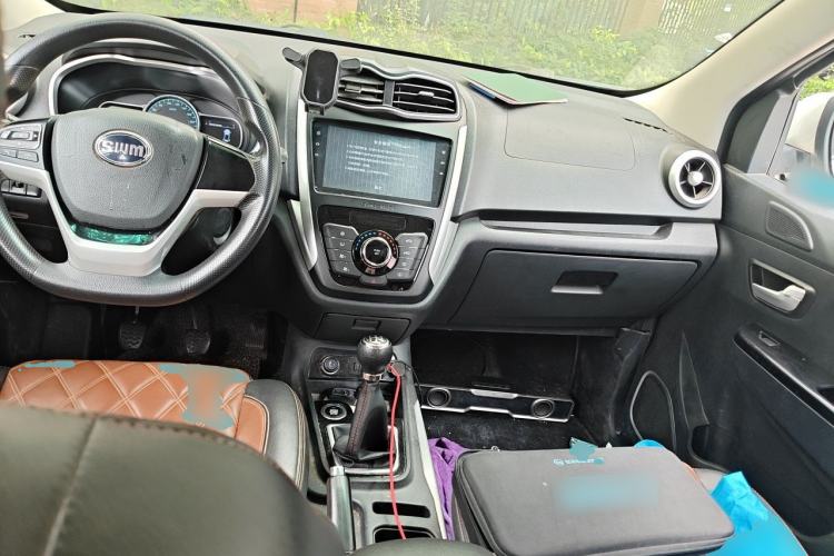 Used SWM X3 2018 1.5L Manual Fashion Model Center Console