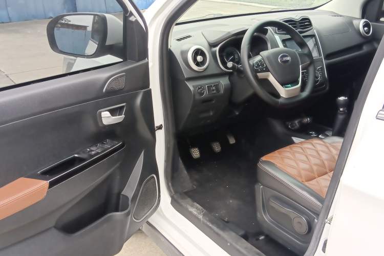 Used SWM X3 2018 1.5L Manual Fashion Version Interior 2