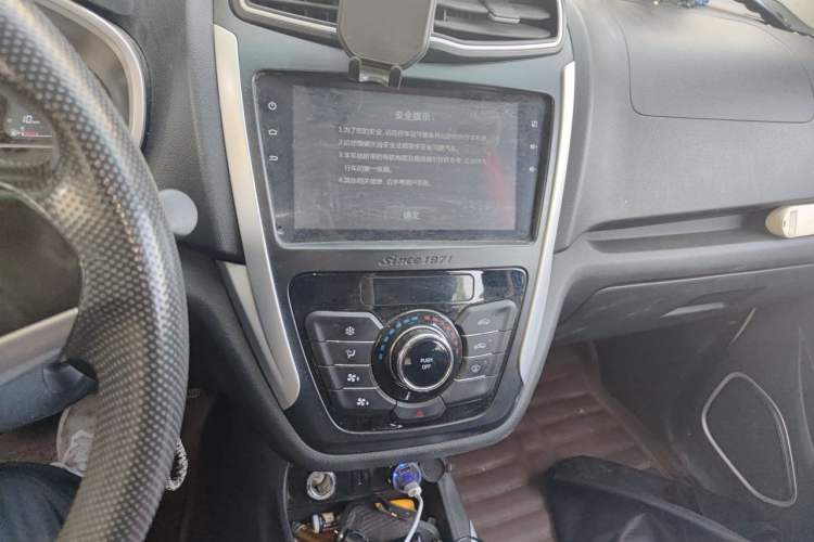 Used SWM X3 2020 1.5L Manual Value Edition 7 Seats Audio And AC Panel
