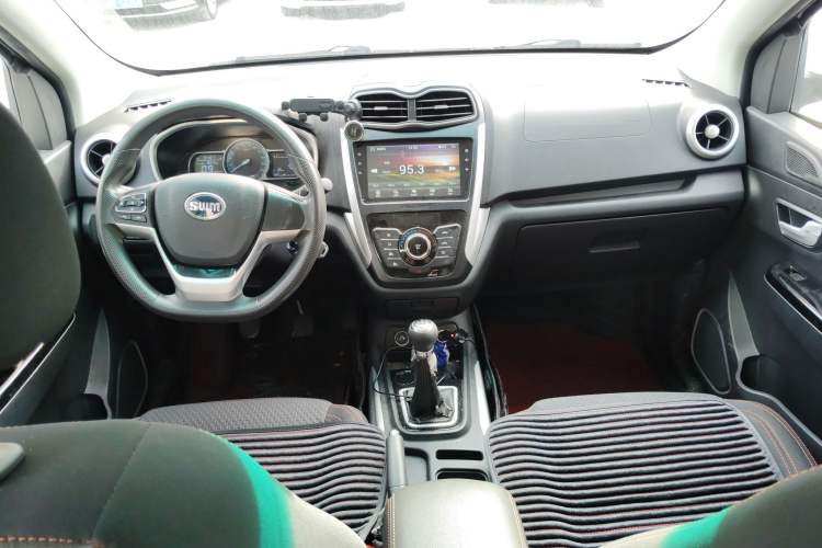 Used SWM X3 2020 1.5L Manual Value Edition 7 Seats Center Console