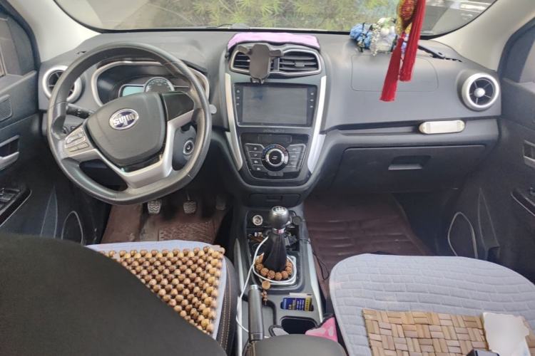 Used SWM X3 2020 1.5L Manual Value Edition 7 Seats Center Console