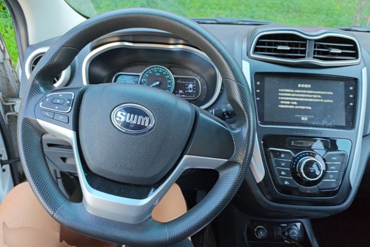 Used SWM X3 2020 1.5L Manual Value Edition 7 Seats Center Console